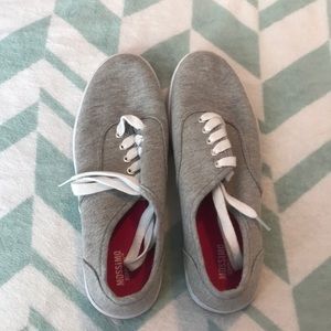 grey cute tennis shoes